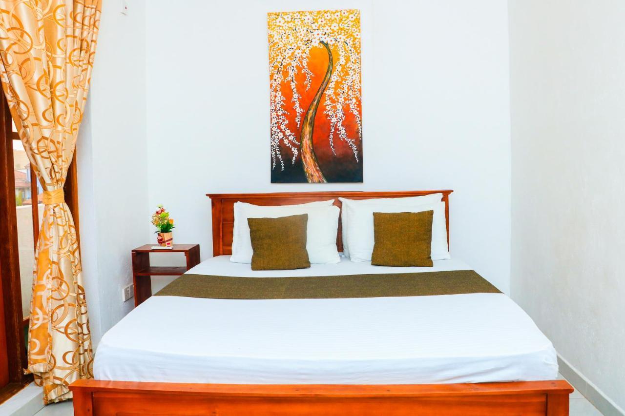 Like Mike Tourist Guest House & Restaurant Negombo Exterior foto